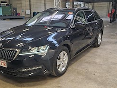 Kaufe SKODA SUPERB COMBI bei Ayvens Carmarket